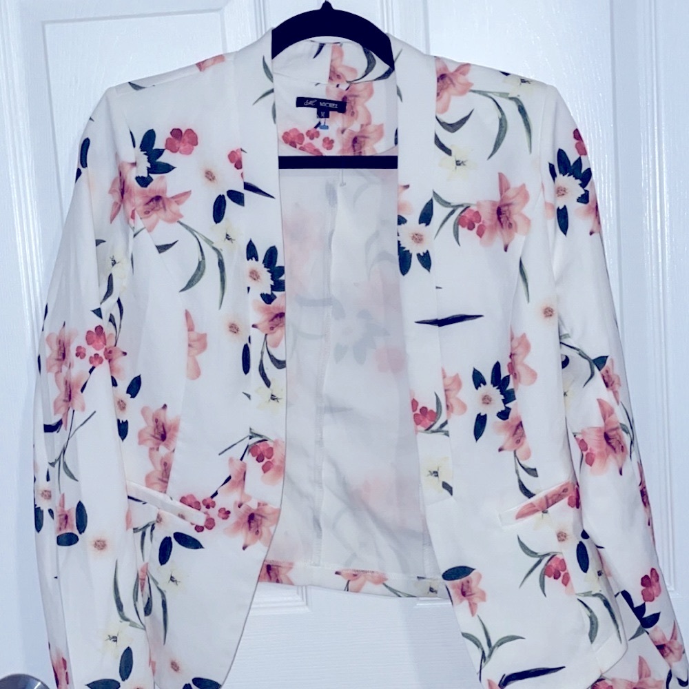 NWOT! 💐 White Floral Blazer